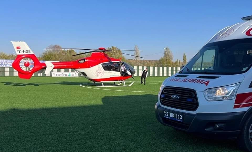 Boğazına fındık kaçan çocuk ambulans helikopterle sevk edildi..