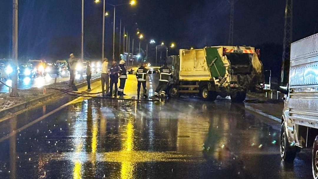 Erzincan'da Çöp Kamyonu Alev Alev Yandı