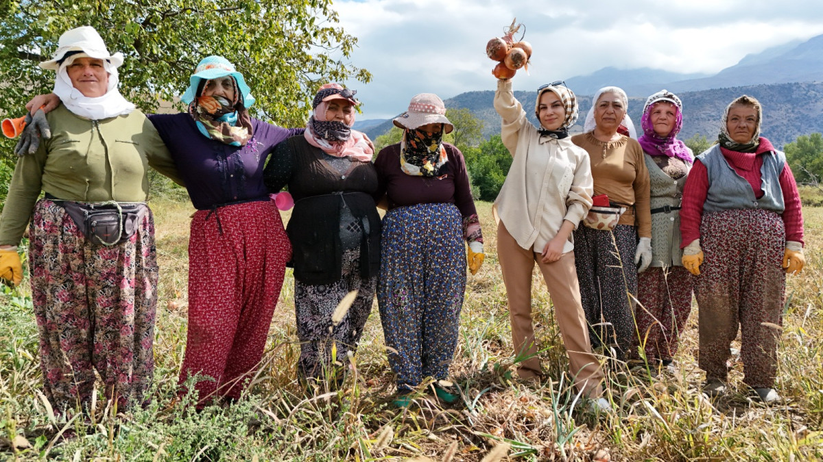 İşçi Kadınlar Hasat Sonrası Halay Çekti